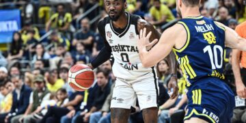 Beşiktaş, Fenerbahçe'yi deplasmanda yenerek seride öne geçti! Beşiktaş, Fenerbahçe’yi deplasmanda yenerek seride öne geçti!