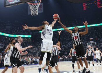 Fenerbahçe Beko, Beşiktaş deplasmanında seriyi 2-1 yaptı! Fenerbahçe Beko, Beşiktaş deplasmanında seriyi 2-1 yaptı!