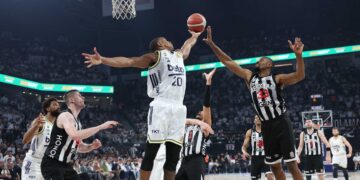 Fenerbahçe Beko, Beşiktaş deplasmanında seriyi 2-1 yaptı! Fenerbahçe Beko, Beşiktaş deplasmanında seriyi 2-1 yaptı!