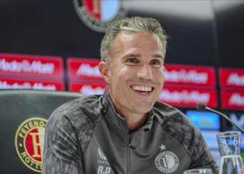 Feyenoord, Robin van Persie'nin görevine son verdi! Feyenoord, Robin van Persie’nin görevine son verdi!