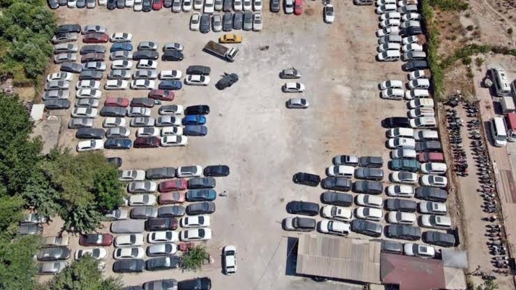 Yediemin otoparklarında binlerce araç çürümeye terk edildi Yediemin otoparklarında binlerce araç çürümeye terk edildi.