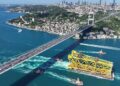350 metrelik dev sondaj platformu İstanbul Boğazı'ndan geçiş yaptı 350 metrelik dev sondaj platformu İstanbul Boğazı’ndan geçiş yaptı