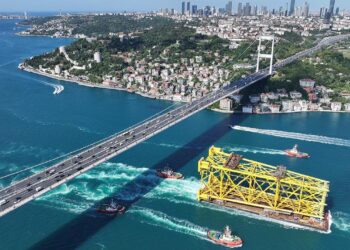 350 metrelik dev sondaj platformu İstanbul Boğazı'ndan geçiş yaptı 350 metrelik dev sondaj platformu İstanbul Boğazı’ndan geçiş yaptı