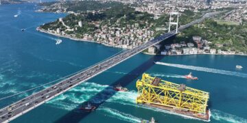 350 metrelik dev sondaj platformu İstanbul Boğazı'ndan geçiş yaptı 350 metrelik dev sondaj platformu İstanbul Boğazı’ndan geçiş yaptı
