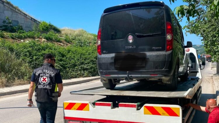Kocaeli'de korsan taşımacılık yapan sürücüye 100 bin lira ceza Kocaeli'de korsan taşımacılık yapan sürücüye 100 bin lira ceza...