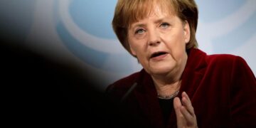 Merkel’den özeleştiri, Alman hükümetine övgü Merkel’den özeleştiri, Alman hükümetine övgü