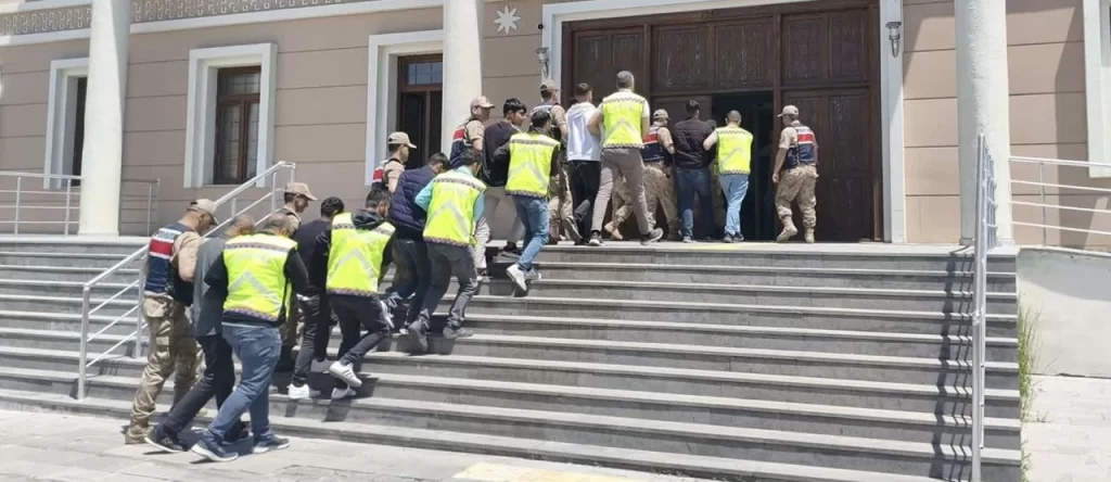 Muş merkezli dolandırıcılık operasyonu: 5 ilde 7 kişi gözaltında! mus merkezli dolandiricilik operasyonu 5 ilde 7 kis gozaltinda habermeydan e1781021098825