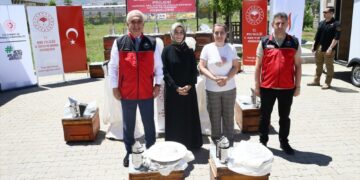Muşlu Kadın Arıcılara %85 Hibeli Arıcılık Ekipmanı ve Karavan Desteği!