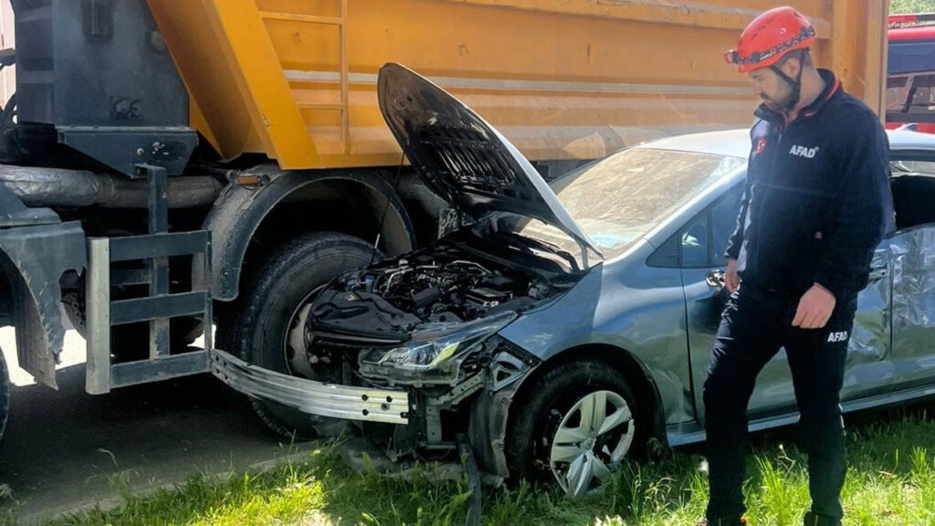 Muş'ta, kamyon ile otomobil çarpıştı! musta kamyon ile otomobil carpisti habermeydan