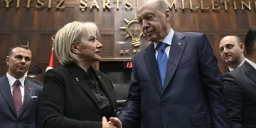 Nimet Özdemir AK Parti’ye katıldı: Son iki yılda üçüncü parti değişikliği Nimet Özdemir AK Parti’ye katıldı: Son iki yılda üçüncü parti değişikliği