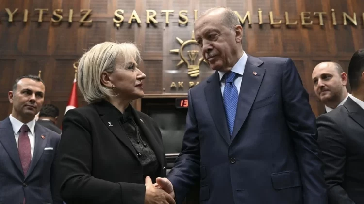 Nimet Özdemir AK Parti’ye katıldı: Son iki yılda üçüncü parti değişikliği Nimet Özdemir AK Parti'ye geçti.