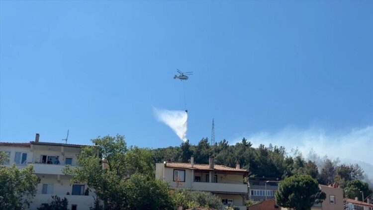 Balıkesir'deki orman yangınına havadan ve karadan müdahale devam ediyor Balıkesir'deki orman yangınına havadan ve karadan müdahale devam ediyor.