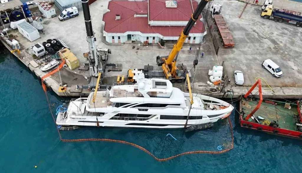 Sinop Limanı'nda, yan yatan lüks yat kurtarıldı! sinop limaninda yan yatan luks yat kurtarildi habermeydan e1781793625265