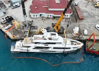 Sinop Limanı'nda, yan yatan lüks yat kurtarıldı! Sinop Limanı’nda, yan yatan lüks yat kurtarıldı!