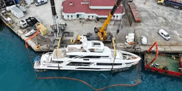 Sinop Limanı'nda, yan yatan lüks yat kurtarıldı! Sinop Limanı’nda, yan yatan lüks yat kurtarıldı!