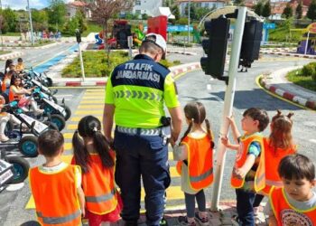 Sinop'ta, çocuklara jandarmadan trafik eğitimi! Sinop’ta, çocuklara jandarmadan trafik eğitimi!