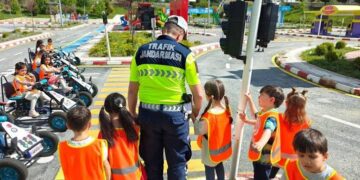 Sinop'ta, çocuklara jandarmadan trafik eğitimi! Sinop’ta, çocuklara jandarmadan trafik eğitimi!