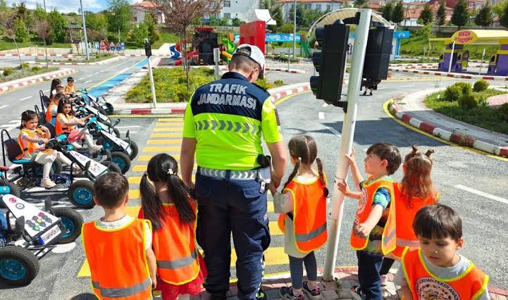 Sinop'ta, çocuklara jandarmadan trafik eğitimi! sinopta cocuklara jandarmadan trafik egitimi habermeydan