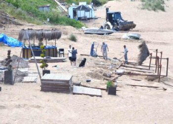 Sinop'un Kumkapı Sahili'ndeki kaçak yapılara yıkım operasyonu! Sinop’un Kumkapı Sahili’ndeki kaçak yapılara yıkım operasyonu!
