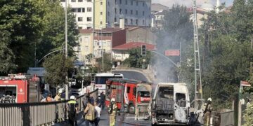 Ümraniye'de yolcu minibüsü seyir halindeyken alevlere teslim oldu Ümraniye’de yolcu minibüsü seyir halindeyken alevlere teslim oldu