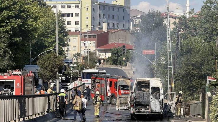 Ümraniye'de yolcu minibüsü seyir halindeyken alevlere teslim oldu Ümraniye'de yolcu minibüsü seyir halindeyken alevlere teslim oldu.