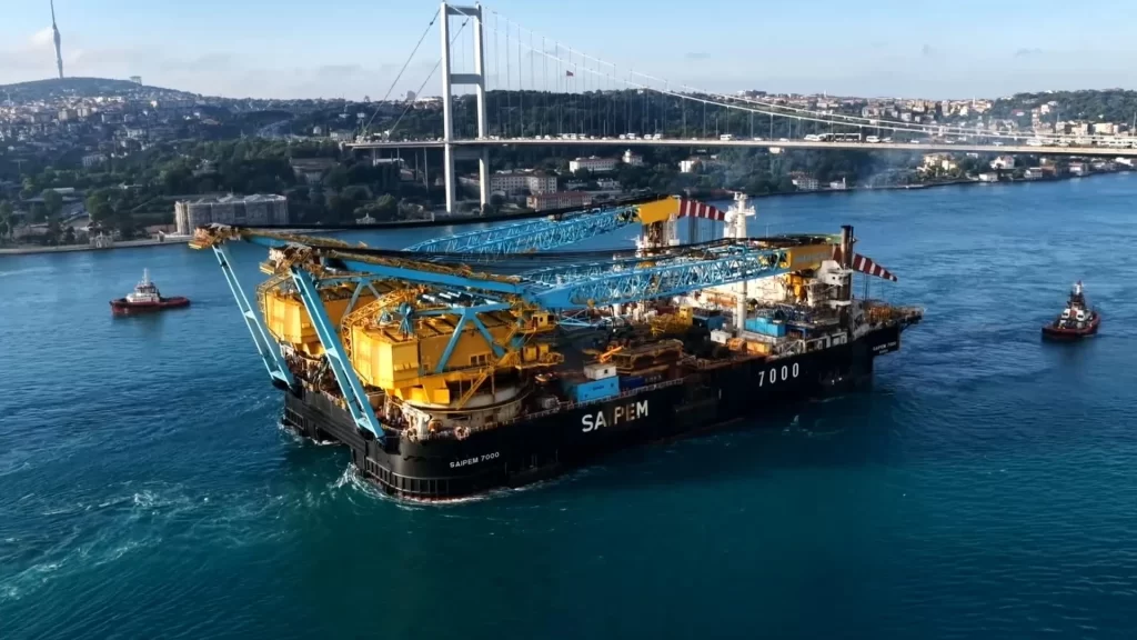 Vinç gemisi Saipem 7000 Boğaz’dan geçti: Trafik normale döndü vinc habermeydan