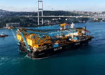 Vinç gemisi Saipem 7000 Boğaz’dan geçti: Trafik normale döndü Vinç gemisi Saipem 7000 Boğaz’dan geçti: Trafik normale döndü