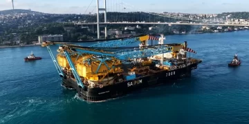 Vinç gemisi Saipem 7000 Boğaz’dan geçti: Trafik normale döndü Vinç gemisi Saipem 7000 Boğaz’dan geçti: Trafik normale döndü