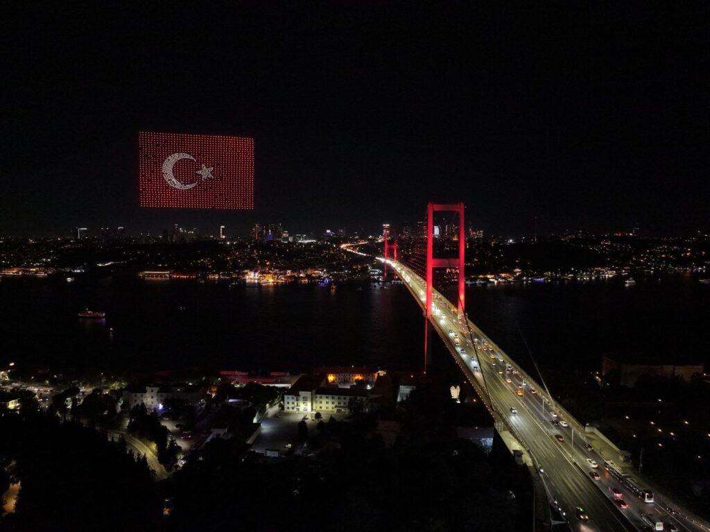 15 Temmuz'un 10. Yılında Boğaz'da Nefes Kesen Dron Gösterisi! Erdoğan'ın Portresi Gökyüzüne Yansıtıldı 15 Temmuz5 habermeydan