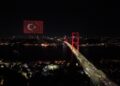 15 Temmuz’un 10. Yılında Boğaz’da Nefes Kesen Dron Gösterisi! Erdoğan’ın Portresi Gökyüzüne Yansıtıldı