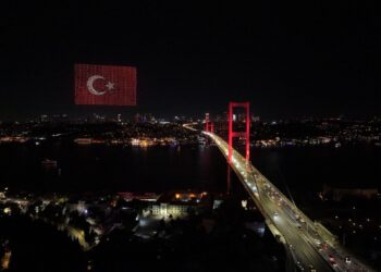 15 Temmuz’un 10. Yılında Boğaz’da Nefes Kesen Dron Gösterisi! Erdoğan’ın Portresi Gökyüzüne Yansıtıldı