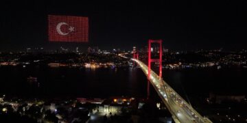 15 Temmuz'un 10. Yılında Boğaz'da Nefes Kesen Dron Gösterisi! Erdoğan'ın Portresi Gökyüzüne Yansıtıldı 15 Temmuz’un 10. Yılında Boğaz’da Nefes Kesen Dron Gösterisi! Erdoğan’ın Portresi Gökyüzüne Yansıtıldı