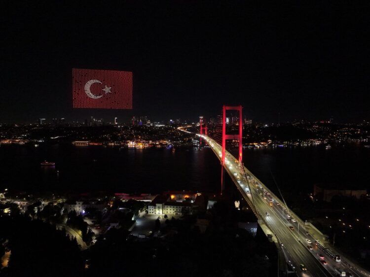 15 Temmuz'un 10. Yılında Boğaz'da Nefes Kesen Dron Gösterisi! Erdoğan'ın Portresi Gökyüzüne Yansıtıldı 15 Temmuz5 habermeydan