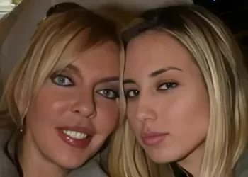 Ahu Tuğba’nın kızı Anjelik Calvin sitem etti: Dostları cenazeye bile gelmedi Ahu Tuğba’nın kızı Anjelik Calvin sitem etti: Dostları cenazeye bile gelmedi