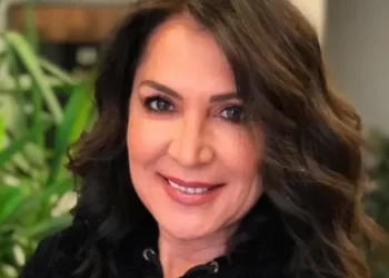 Asuman Dabak'ın bandanalı deniz keyfi Asuman Dabak’ın bandanalı deniz keyfi