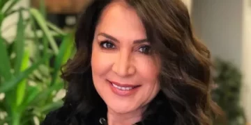 Asuman Dabak'ın bandanalı deniz keyfi Asuman Dabak’ın bandanalı deniz keyfi