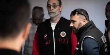 Yolsuzluk operasyonunda Erdal Beşikçioğlu gözaltına alındı Yolsuzluk operasyonunda Erdal Beşikçioğlu gözaltına alındı