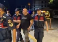 Yönetmen Ezel Akay Bursa'da Gözaltına Alındı: Uyuşturucu Soruşturmasında Yeni Gelişme Yönetmen Ezel Akay Bursa’da Gözaltına Alındı: Uyuşturucu Soruşturmasında Yeni Gelişme