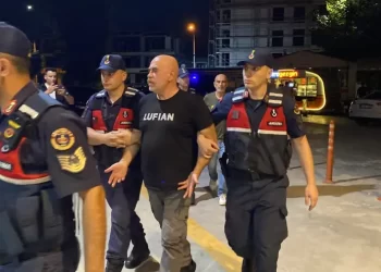 Yönetmen Ezel Akay Bursa'da Gözaltına Alındı: Uyuşturucu Soruşturmasında Yeni Gelişme Yönetmen Ezel Akay Bursa’da Gözaltına Alındı: Uyuşturucu Soruşturmasında Yeni Gelişme