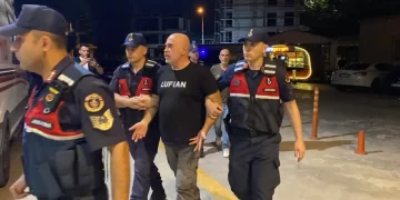 Yönetmen Ezel Akay Bursa'da Gözaltına Alındı: Uyuşturucu Soruşturmasında Yeni Gelişme Yönetmen Ezel Akay Bursa’da Gözaltına Alındı: Uyuşturucu Soruşturmasında Yeni Gelişme