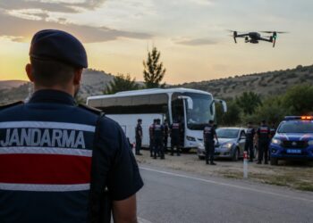 26 İlde Göçmen Kaçakçılığı Operasyonu: 57 Şüpheli Yakalandı, 43'ü Tutuklandı 26 İlde Göçmen Kaçakçılığı Operasyonu: 57 Şüpheli Yakalandı, 43’ü Tutuklandı