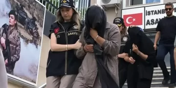 İstanbul'da Hırsızlık Çetesine Darbe! 3 Kadın Şüpheli Yakalandı, Üzerlerinden 1 Milyon TL Çıktı İstanbul’da Hırsızlık Çetesine Darbe! 3 Kadın Şüpheli Yakalandı, Üzerlerinden 1 Milyon TL Çıktı