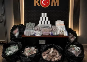 Fatih'te Kaçak İlaç Operasyonu: 98 Binin Üzerinde Tıbbi İlaç Ele Geçirildi Fatih’te Kaçak İlaç Operasyonu: 98 Binin Üzerinde Tıbbi İlaç Ele Geçirildi