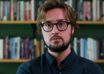 Prestijli Booker Ödülü listesinde yer alan Kenan Orhan kimdir? Prestijli Booker Ödülü listesinde yer alan Kenan Orhan kimdir?