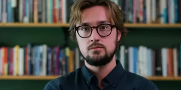 Prestijli Booker Ödülü listesinde yer alan Kenan Orhan kimdir? Prestijli Booker Ödülü listesinde yer alan Kenan Orhan kimdir?