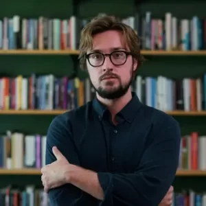 Prestijli Booker Ödülü listesinde yer alan Kenan Orhan kimdir? Kenan Orhan kimdir1 habermeydan