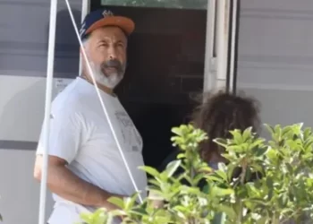 Mehmet Özgür'den ailesiyle karavan tatili Mehmet Özgür’den ailesiyle karavan tatili