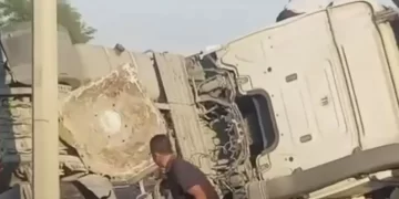 TEM Otoyolu'nda Beton Tankeri Devrildi! Büyükçekmece'de Trafik Durma Noktasına Geldi TEM Otoyolu’nda Beton Tankeri Devrildi! Büyükçekmece’de Trafik Durma Noktasına Geldi