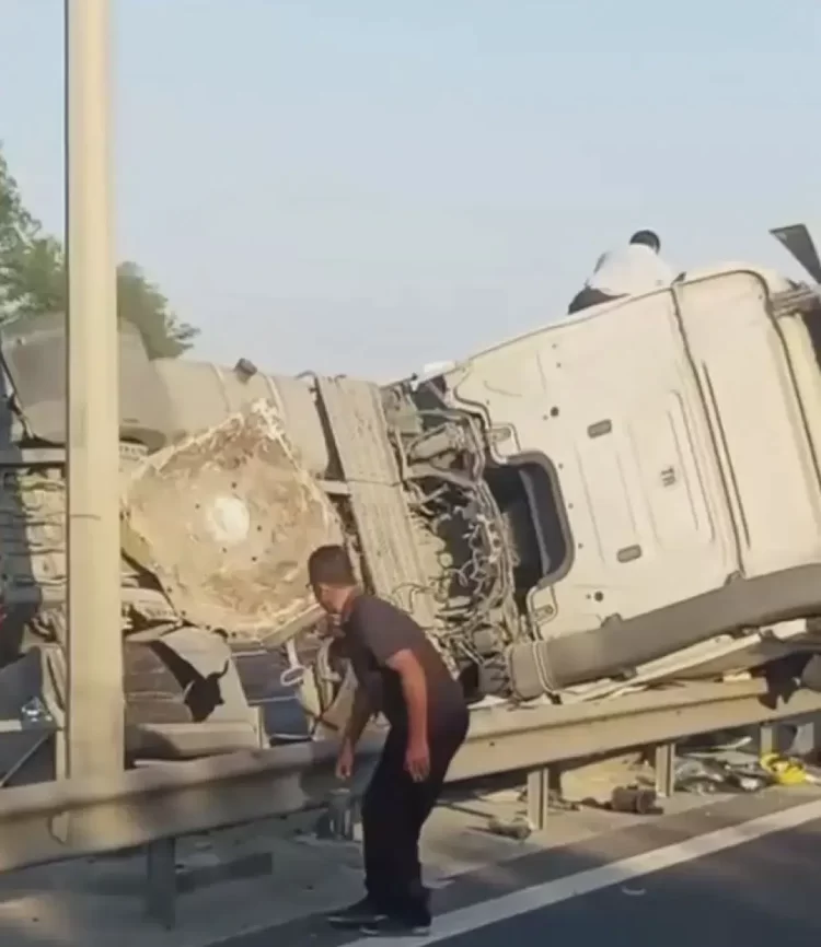 TEM Otoyolu'nda Beton Tankeri Devrildi! Büyükçekmece'de Trafik Durma Noktasına Geldi TEM Otoyolu habermeydan