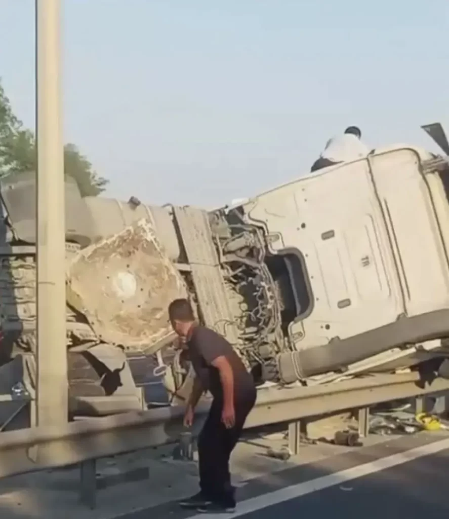 TEM Otoyolu'nda Beton Tankeri Devrildi! Büyükçekmece'de Trafik Durma Noktasına Geldi TEM Otoyolu habermeydan